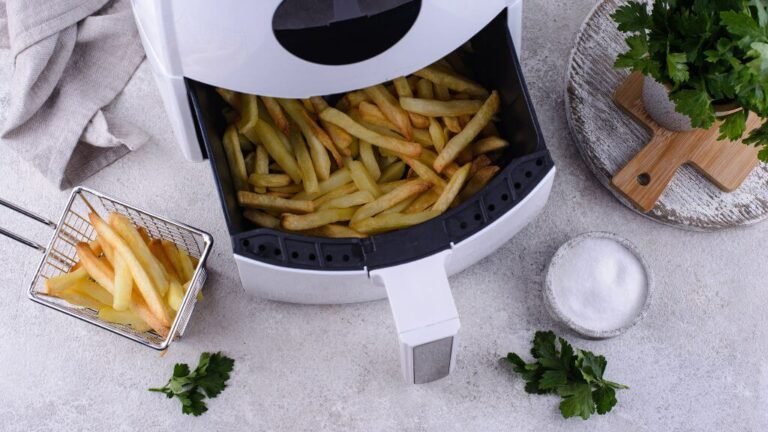 Bovenaanzicht van friet in de beste airfryer van 2025